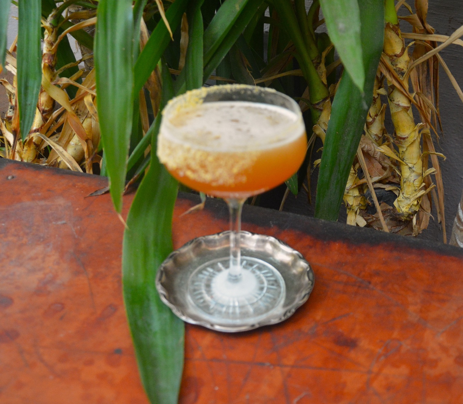 Cocktail Bananarita im KofferRaum, zwischen Palmblättern